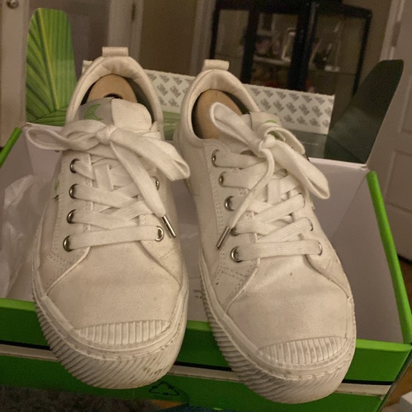 Cariuma OCA Low white sneakers - Picture 1 of 8